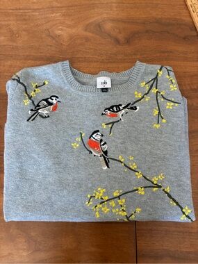 Medium EUC Cabi Gray Bird-Embroidered Crewneck Sweater